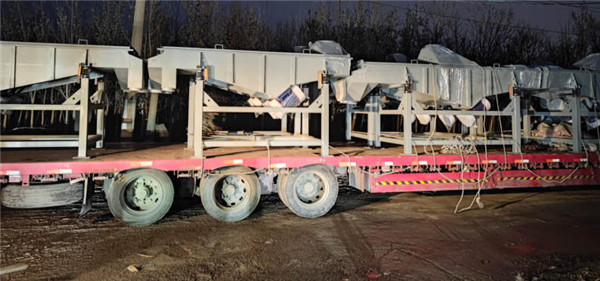 10臺直線篩發貨，優化工藝結構，改進進出料口和防塵口