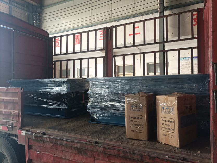 兩臺振動平臺發貨