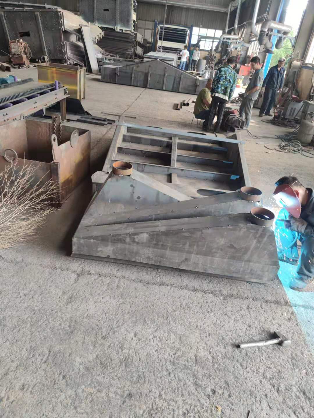 火炎焱燚的高溫天氣,也阻擋不了康振機(jī)械人的制造熱情！