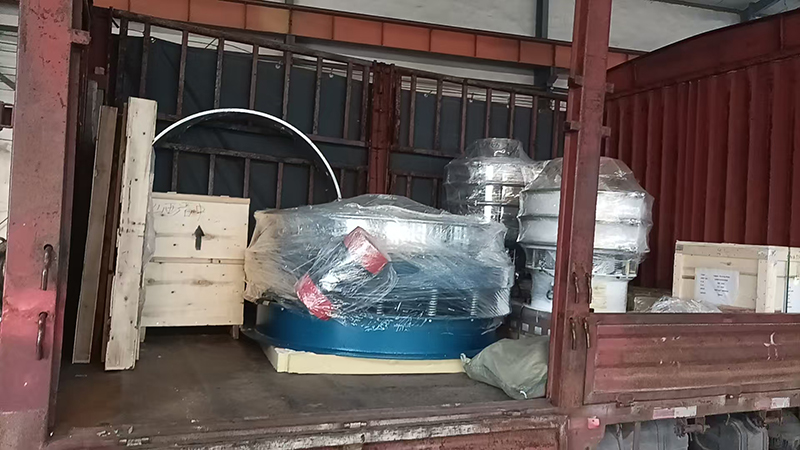 1500型直排篩、、旋振篩、網架等發貨
