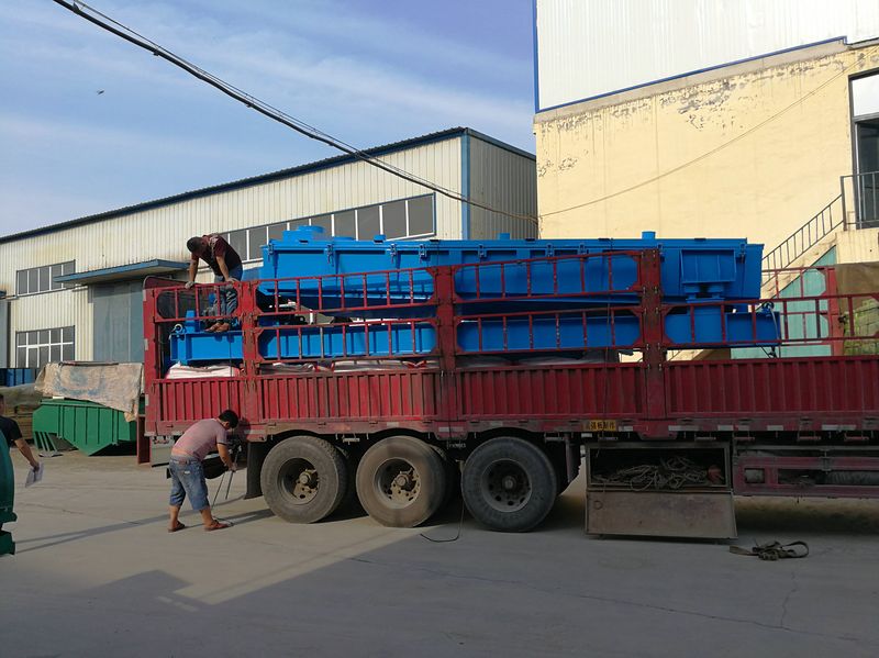 陜西兩臺平面回旋篩振動篩裝車發貨現場
